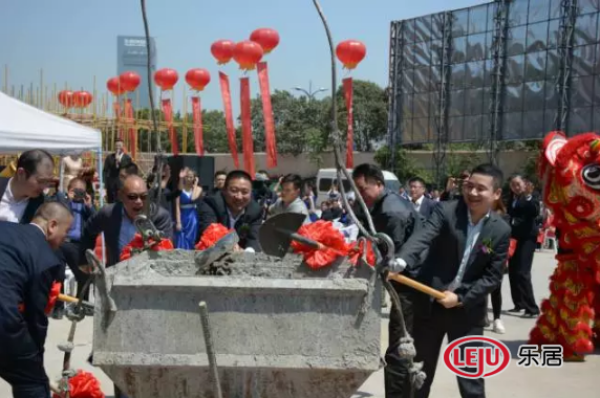 领导们为石鼓·陈仓老街项目浇筑最后一罐混凝土

